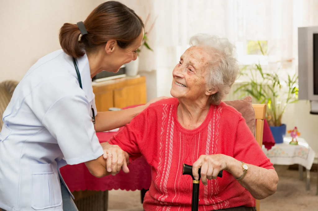 Уход за пожилым человеком в 2025 году: подход и современные решения